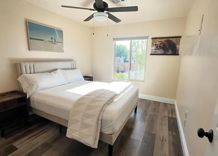 King Bed - Hot Tub, 3 Queens, Home Away From Home