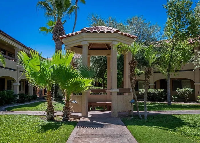 La Fuente Inn & Suites
